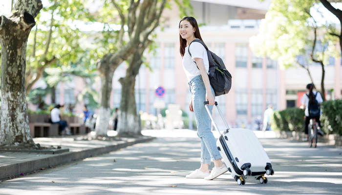 大学开学需要什么照片